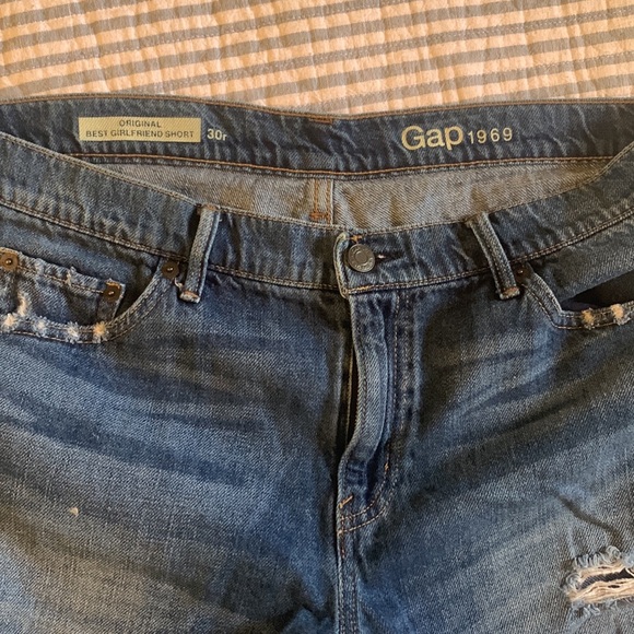 Gap 1969 distressed girlfriend Jean cutoff shorts - Picture 2 of 3